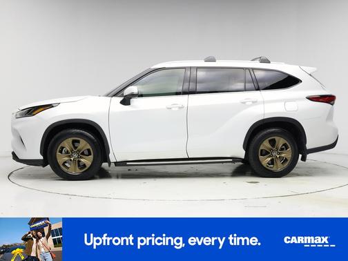 White 2022 Toyota Highlander Hybrid XLE Bronze