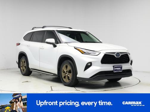 White 2022 Toyota Highlander Hybrid XLE Bronze