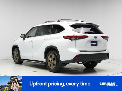 White 2022 Toyota Highlander Hybrid XLE Bronze