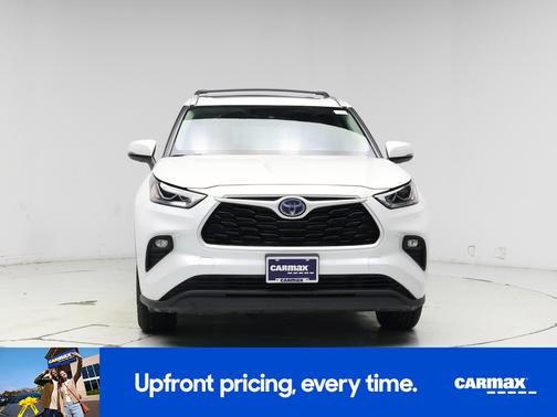 White 2022 Toyota Highlander Hybrid XLE Bronze
