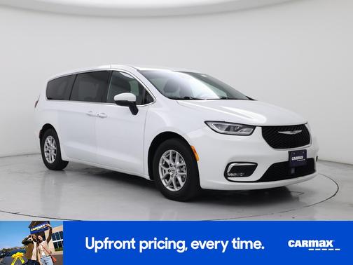 White 2023 Chrysler Pacifica Touring
