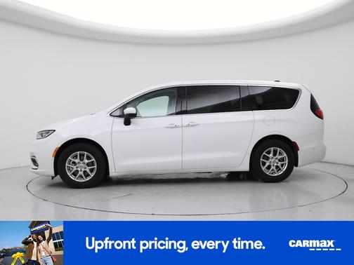 White 2023 Chrysler Pacifica Touring L