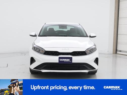 White 2024 Kia Forte LXS