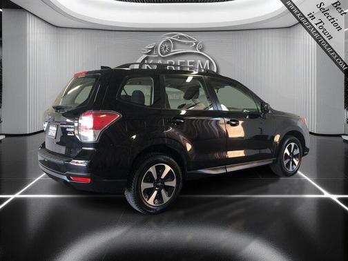 Crystal Black Silica 2017 Subaru Forester 2.5i