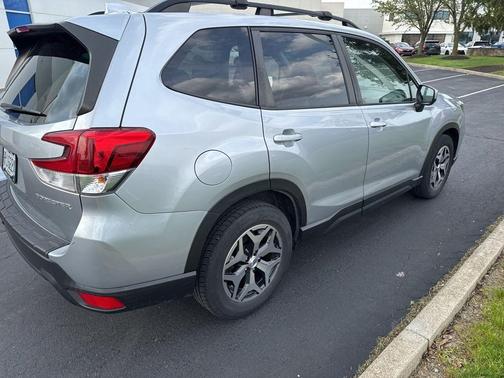 Ice Silver Metallic 2019 Subaru Forester Premium