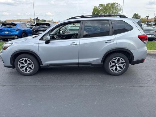 Ice Silver Metallic 2019 Subaru Forester Premium
