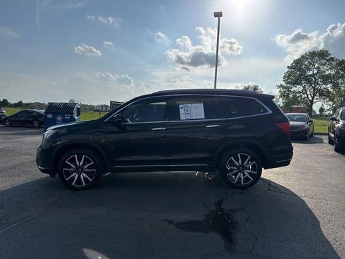 Crystal Black Pearl 2022 Honda Pilot Touring 7-Passenger