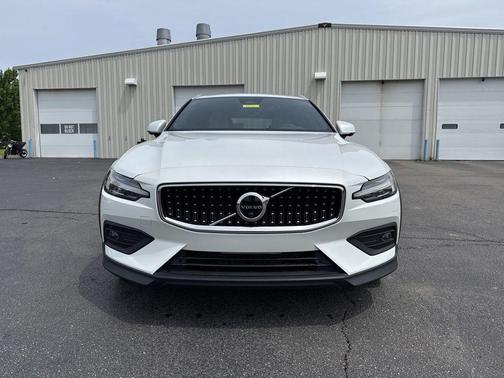Crystal White Pearl 2025 Volvo V60 Cross Country B5 Ultra
