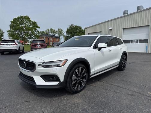 Crystal White Pearl 2025 Volvo V60 Cross Country B5 Ultra