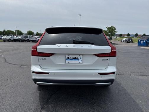 Crystal White Pearl 2025 Volvo V60 Cross Country B5 Ultra