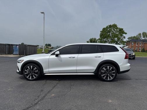 Crystal White Pearl 2025 Volvo V60 Cross Country B5 Ultra