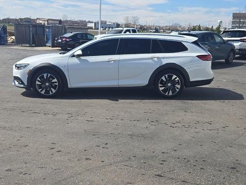 2018 Buick Regal TourX Essence