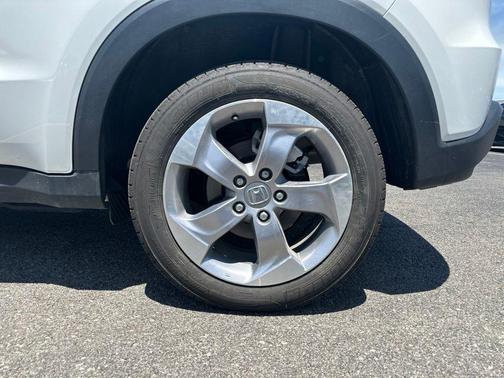 Platinum White Pearl 2021 Honda HR-V LX