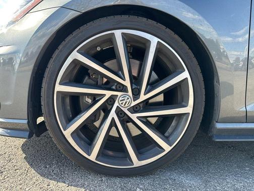 2018 Volkswagen Golf R 2.0T w/DCC & Navigation
