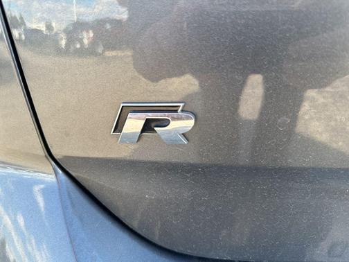 2018 Volkswagen Golf R 2.0T w/DCC & Navigation