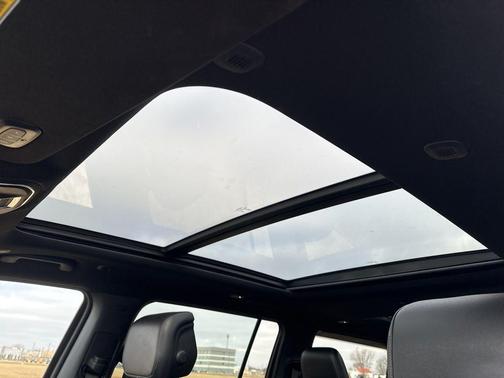 2023 Jeep Wagoneer Base