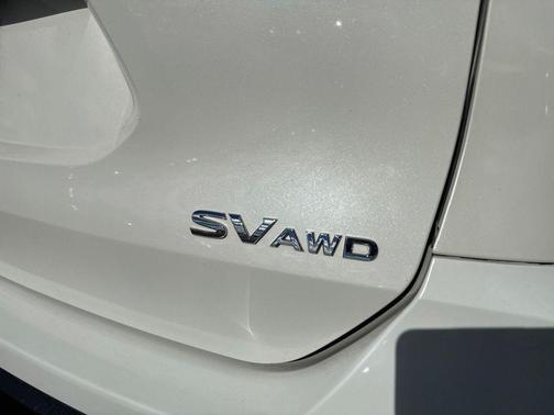 White 2019 Nissan Rogue SV