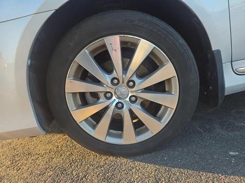 Classic Silver Metallic 2012 Toyota Avalon Limited