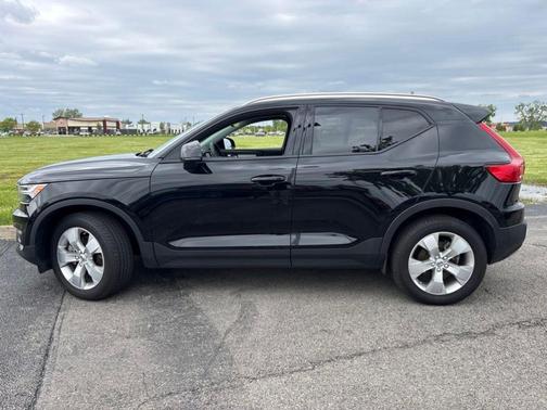 Black Stone 2022 Volvo XC40 T5 Momentum