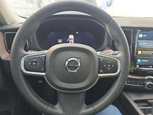 2022 Volvo XC60 B5 Momentum