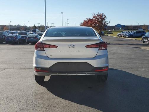 2019 Hyundai ELANTRA SE