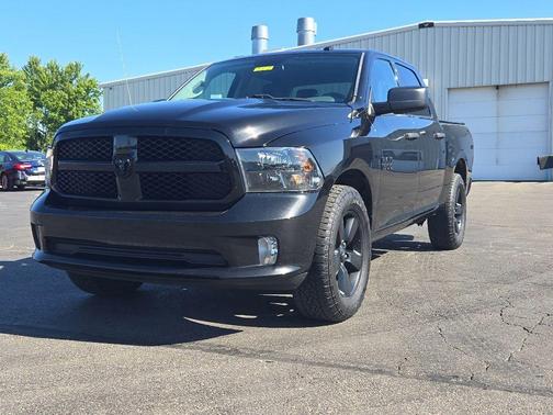 Brilliant Black Crystal Pearlcoat 2018 RAM 1500 Express