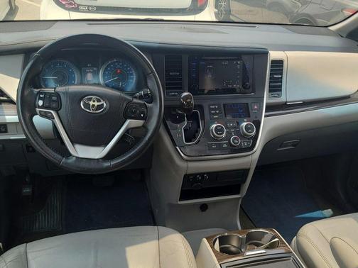 2017 Toyota Sienna XLE