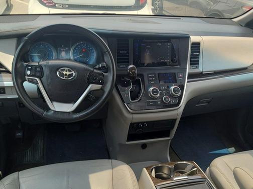 2017 Toyota Sienna XLE