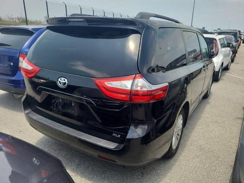 2017 Toyota Sienna XLE