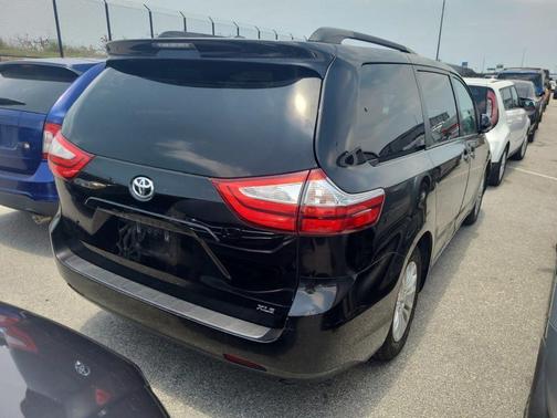 2017 Toyota Sienna XLE