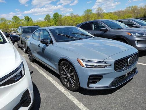 2023 Volvo S60 Recharge Plug-In Hybrid T8 Plus Dark Theme