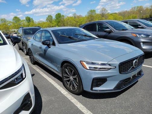2023 Volvo S60 Recharge Plug-In Hybrid T8 Plus Dark Theme