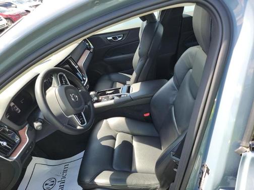 2023 Volvo S60 Recharge Plug-In Hybrid T8 Plus Dark Theme