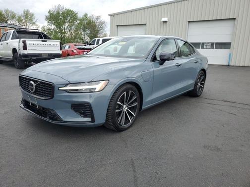 2023 Volvo S60 Recharge Plug-In Hybrid T8 Plus Dark Theme