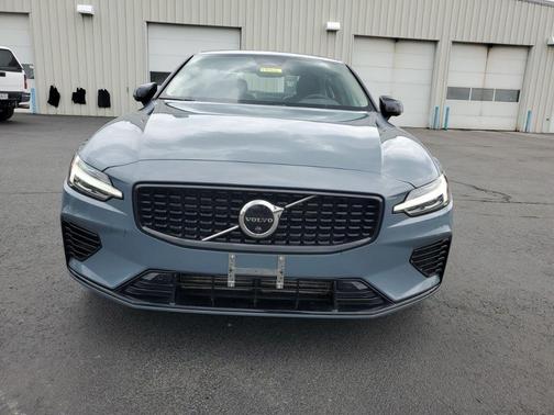 2023 Volvo S60 Recharge Plug-In Hybrid T8 Plus Dark Theme