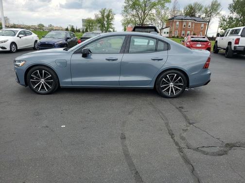 2023 Volvo S60 Recharge Plug-In Hybrid T8 Plus Dark Theme