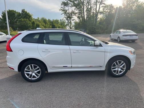 Crystal White Pearl 2017 Volvo XC60 T5