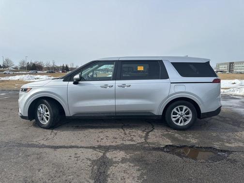 2023 Kia Carnival LX