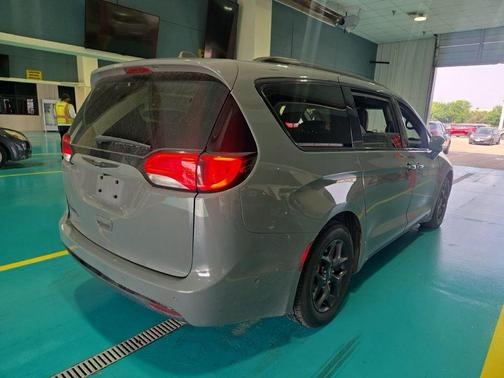 Ceramic Gray Clearcoat 2020 Chrysler Pacifica Touring-L Plus