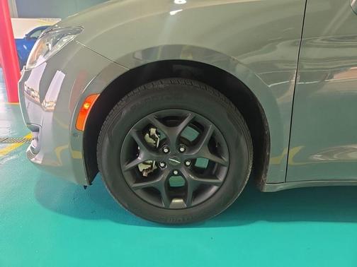 Ceramic Gray Clearcoat 2020 Chrysler Pacifica Touring-L Plus