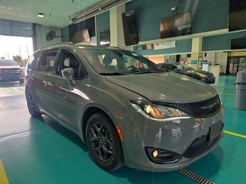 Ceramic Gray Clearcoat 2020 Chrysler Pacifica Touring-L Plus