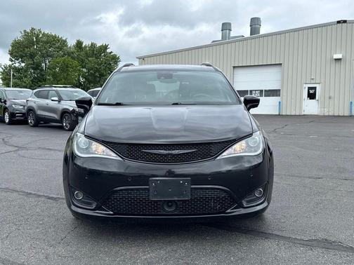 Brilliant Black Crystal Pearlcoat 2019 Chrysler Pacifica Touring-L Plus