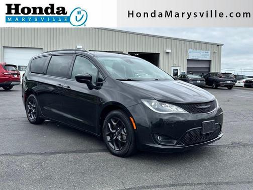 Brilliant Black Crystal Pearlcoat 2019 Chrysler Pacifica Touring-L Plus