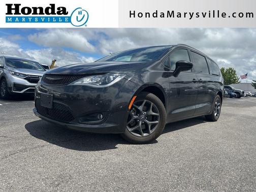 Brilliant Black Crystal Pearlcoat 2019 Chrysler Pacifica Touring-L Plus