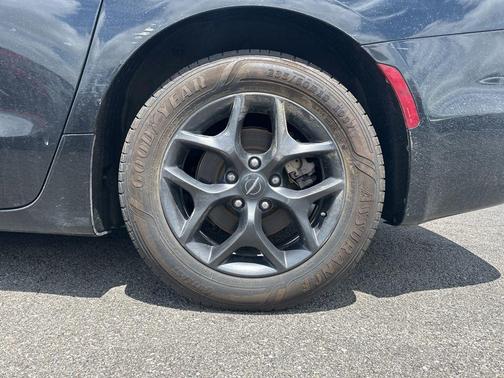 Brilliant Black Crystal Pearlcoat 2019 Chrysler Pacifica Touring-L Plus