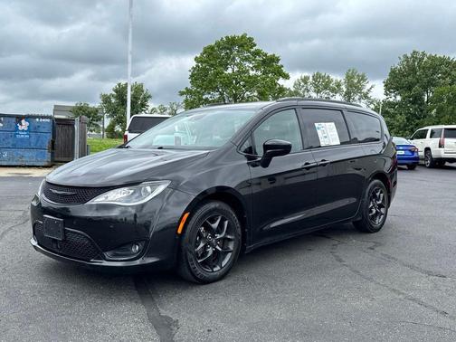Brilliant Black Crystal Pearlcoat 2019 Chrysler Pacifica Touring-L Plus