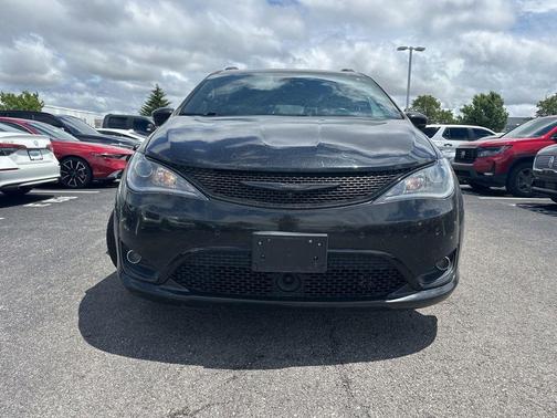 Brilliant Black Crystal Pearlcoat 2019 Chrysler Pacifica Touring-L Plus
