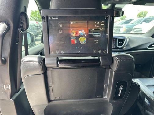 Brilliant Black Crystal Pearlcoat 2019 Chrysler Pacifica Touring-L Plus