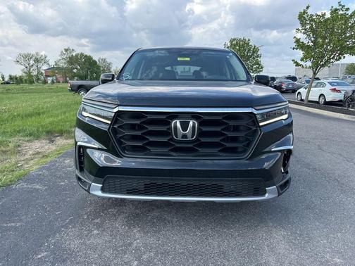 Crystal Black Pearl 2023 Honda Pilot EX-L 7-Passenger