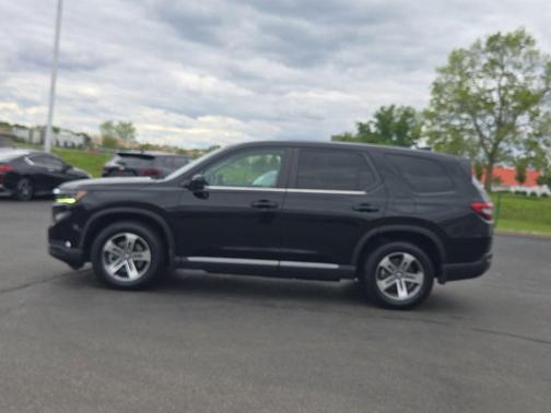 Crystal Black Pearl 2023 Honda Pilot EX-L 7-Passenger